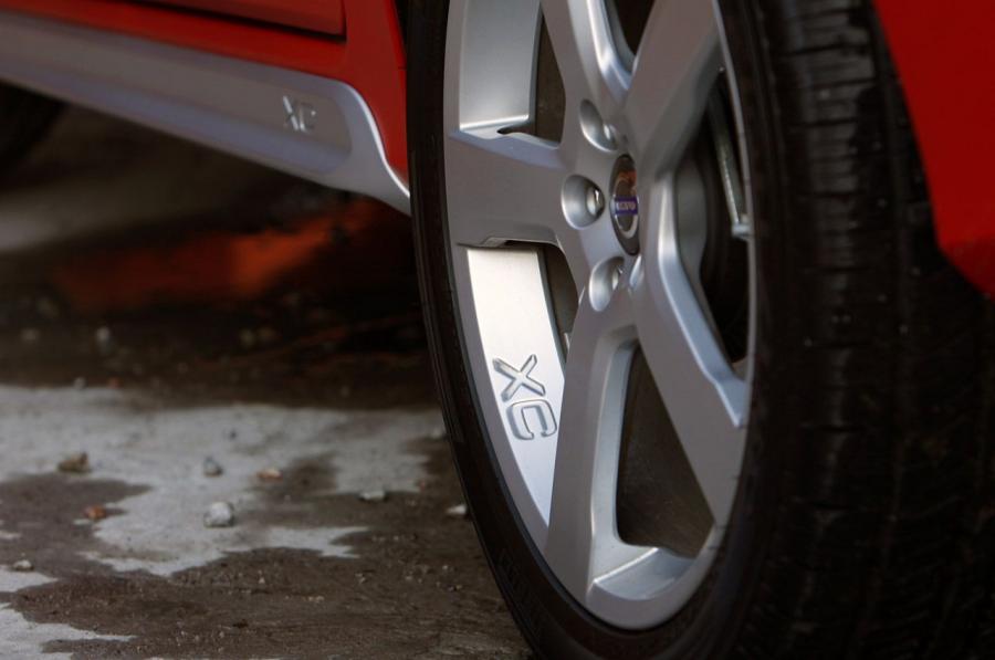  Volvo XC60 R-Design 2011 года  (фото 30 из 32)